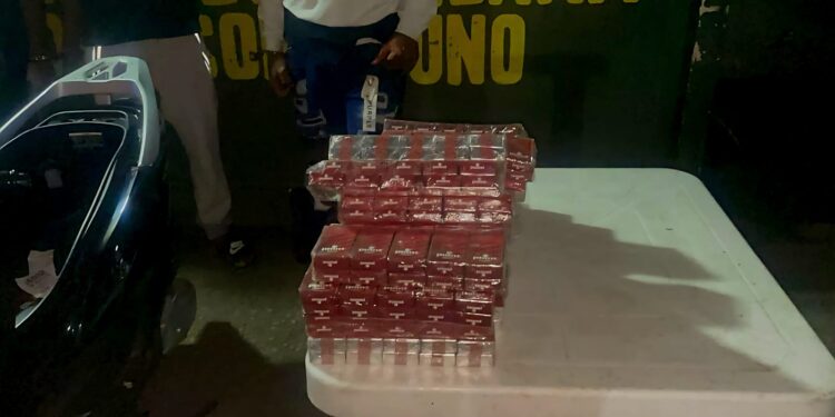 Apresan a tres hombres con más de 10,000 cigarrillos de contrabando a bordo de motocicletas en San Juan de la Maguana