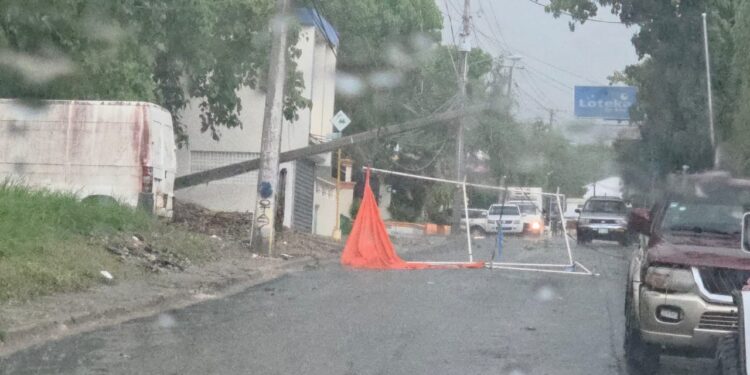 Fuertes vientos y lluvias provocan daños materiales en Partido Dajabón 