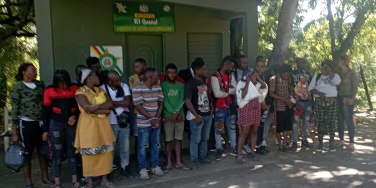 Ejército detiene a 21 haitianos indocumentados en zona rural de Santiago Rodríguez