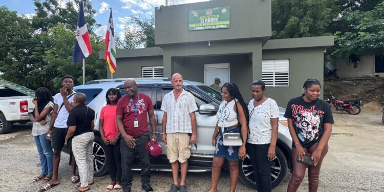 Ejército detiene ciudadano canadiense que transportaba a ocho haitianos indocumentados en Dajabón
