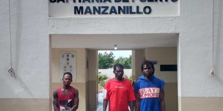 Armada Dominicana detienen tres haitianos indocumentados en una embarcación en Manzanillo