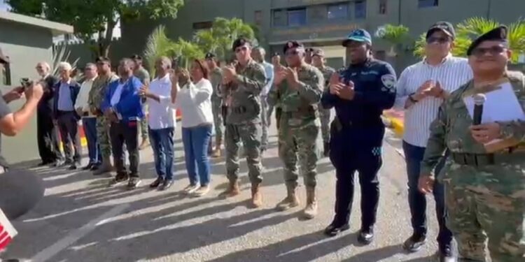 Vídeo; Tercera brigada del ejército da la bienvenida a la navidad con desfile y aguinaldo en San Juan de la Maguana