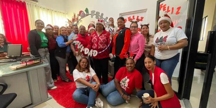 Vídeo: El Espíritu Navideño Ilumina el Distrito Educativo 13-04 Dajabonn