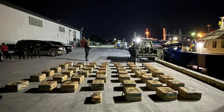 Arrestan tres hombres con más de 1.5 toneladas de presunta cocaína en Peravia