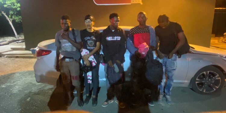 Ejército detiene a dos dominicanos que transportaban haitianos indocumentados en Valverde