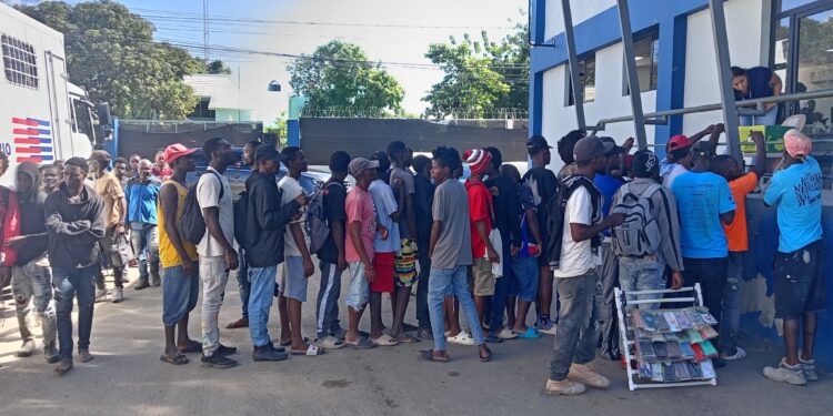 Migración detiene 98 haitianos indocumentados durante interdicción en Loma de Cabrera y Dajabón 