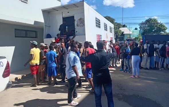Migración detiene 98 haitianos indocumentados durante interdicción en Loma de Cabrera y Dajabón 