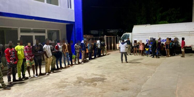 Detienen en operativos 1,203 nacionales haitianos y deportan a 1,050