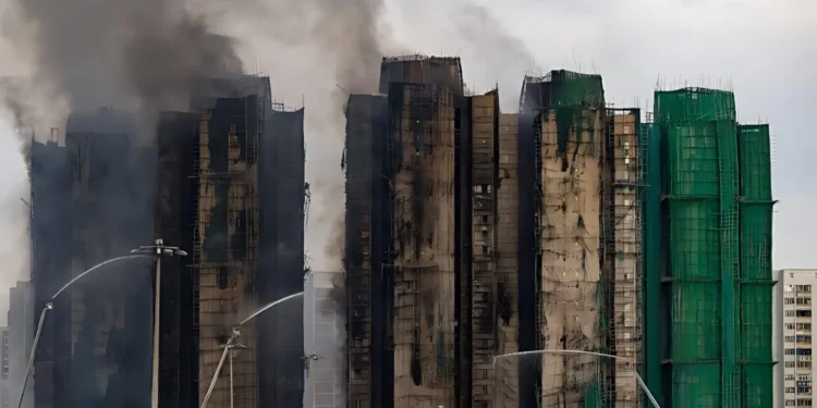 Arrestan a otras seis personas en la investigación del incendio de las torres de Hong Kong