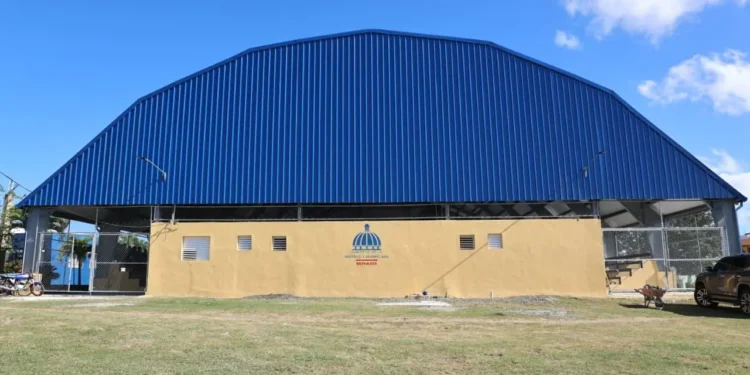 Ministro Kelvin Cruz inaugura multiuso en Ramón Santana, SPM