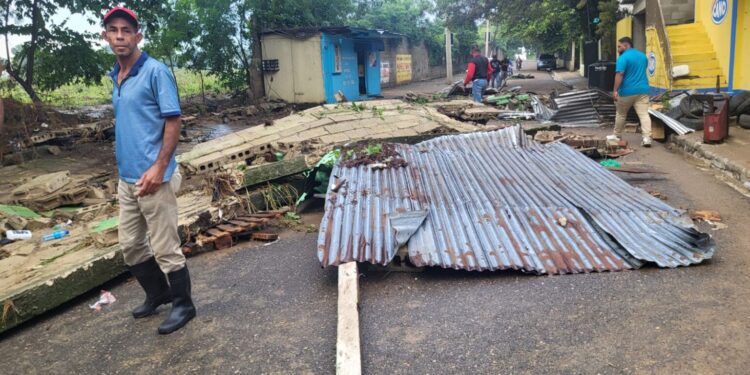 Inundaciones por lluvias causan estragos en comunidades de Santiago