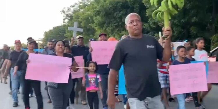 Marchan por tercer día consecutivo pidiendo destitución de administrador del Proyecto la Cruz Manzanillo