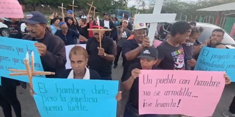 Por segundo día consecutivo, comunitarios de los Bateyes y Palo Verde marchan exigiendo la destitución del administrador del Proyecto La Cruz–Manzanillo