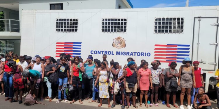 DGM deporta 72 mujeres haitianas detenidas durante interdicciones en la Linea Noroeste: otro operativo dejo 66 aprendidos en Dajabón  