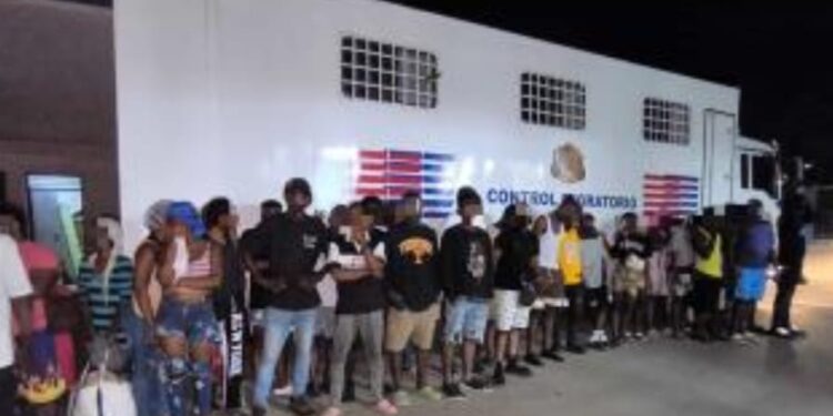 Extenso operativo de la DGM en zona montañosa de restauración dejo 55 migrantes detenidos por sus condiciones irregulares