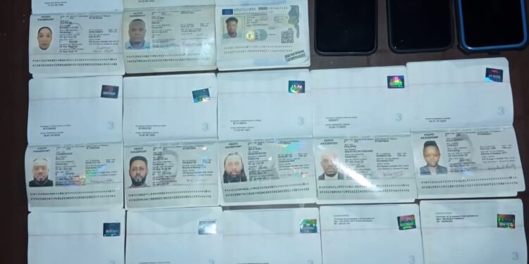 Ejército detiene vehículo con tres ciudadanos haitianos y 13 pasaportes en operativo en Santiago de la Cruz de Dajabón