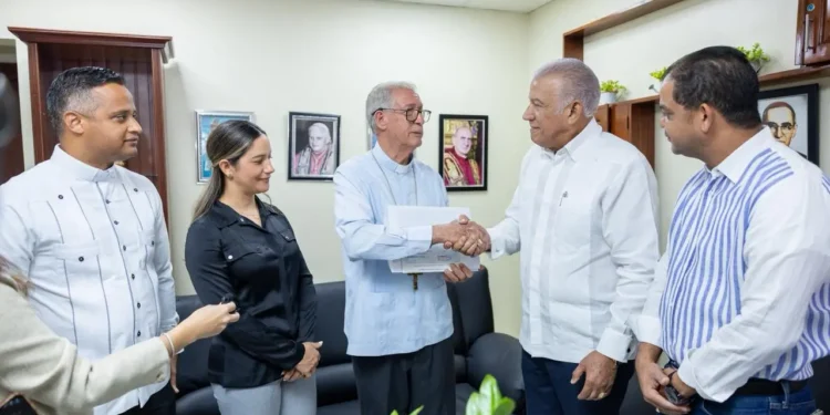 Entrega 27 millones para casa de acogida de sacerdotes en la Diócesis de Mao-Montecristi