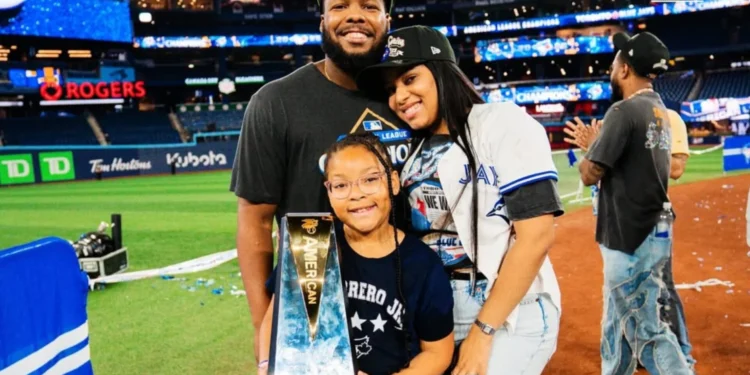 Vladimir Guerrero Jr. se muestra feliz con su familia tras la Serie Mundial: «Gracias a papá Dios todo»