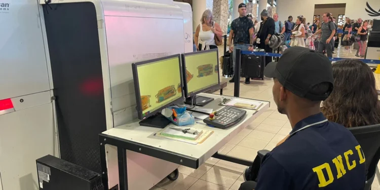Desplegan más de 250 agentes antinarcóticos y unidades caninas en aeropuertos