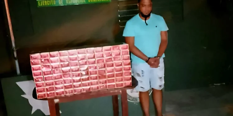 Ejército ocupa 30,000 cigarrillos ilícitos y detiene a un hombre durante en Montecristi