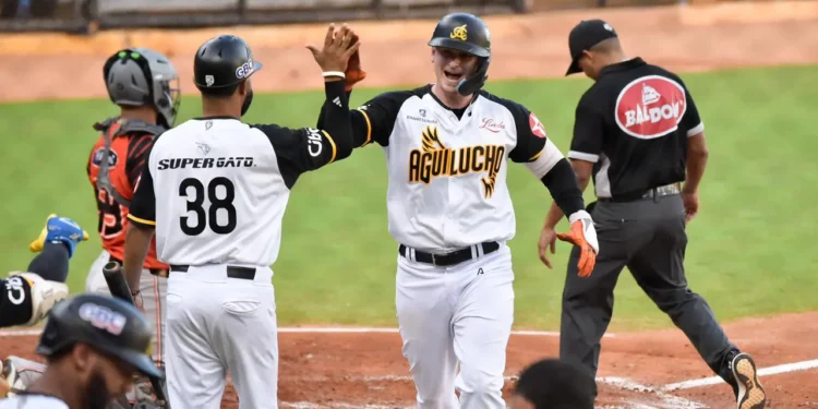 Águilas superan a los Toros y el Licey a los Leones