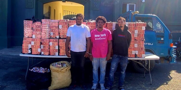 Vídeo; Ejército ocupa 280 mil cigarrillos ilícitos ocultos bajo carga de paja en un camión en Montecristi