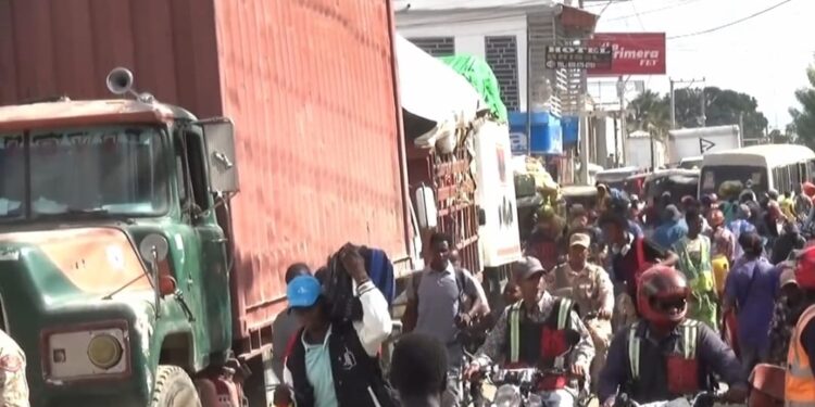 Regreso masivo de haitianos hacia su país provoca taponamientos con largas filas de vehículos en Dajabón