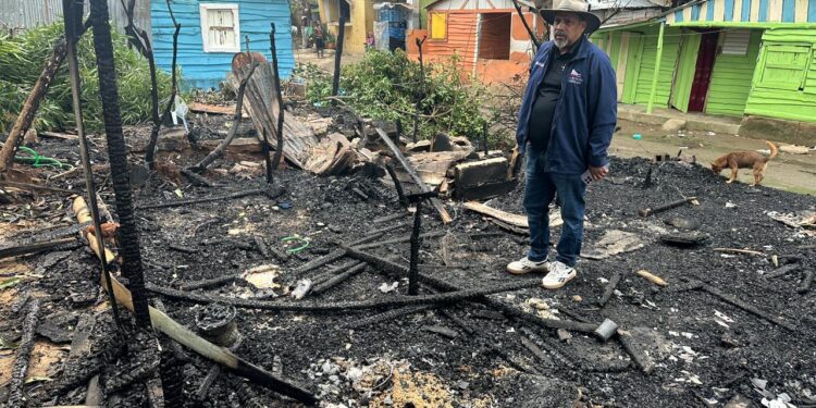 Alcalde Santiago Riverón promete ayudar familias afectadas por incendio en Dajabón