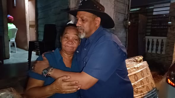 Alcalde Santiago Riverón comparte cena navideña y entrega ayuda solidaria a familia del sector Benito Monción