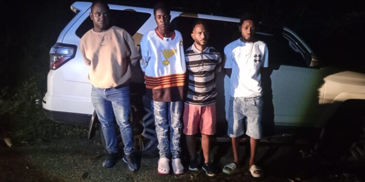 Ejército detiene a dos dominicanos y dos haitianos al intentar cruzar ilegalmente hacia Haití por Paso de Mariquita