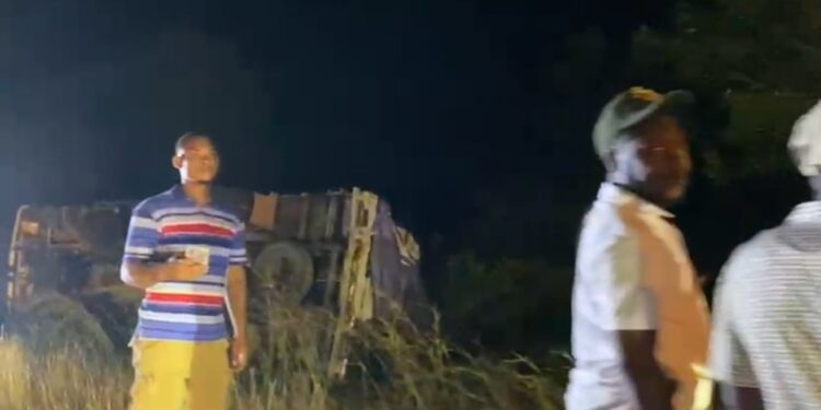 Se accidenta camión cargado de productos en el tramo los Miches Dajabón 