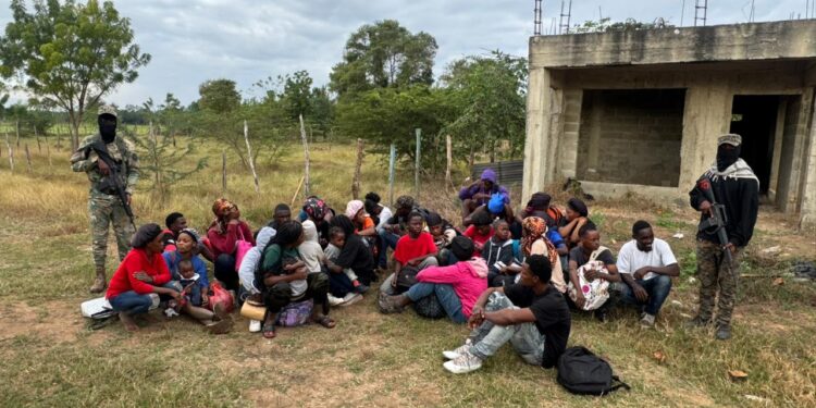 Unidades de drones del Ejército detectan a 34 haitianos indocumentados que se ocultaban en una construcción en Dajabón