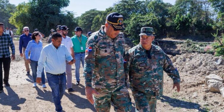 Director de DGM supervisa controles migratorios en Dajabón junto a comisión de Defensa y Obras Públicas, además evalúan condiciones del puente fronterizo.