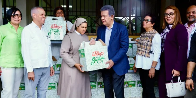Leonel Fernández mantiene tradición solidaria con entrega de alimentos