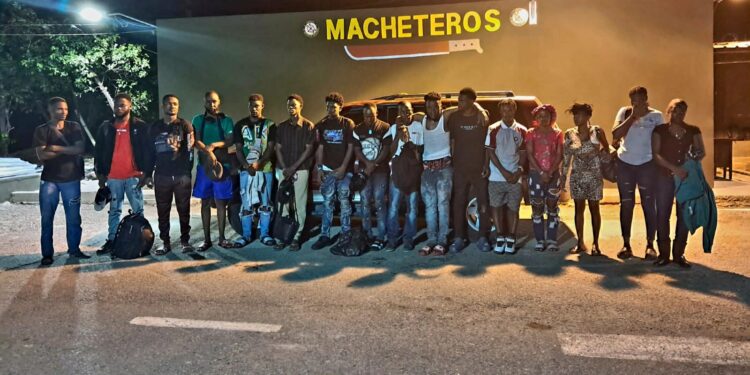 Ejército detiene camioneta con 17 indocumentados en operativo realizado en Ámina, Valverde