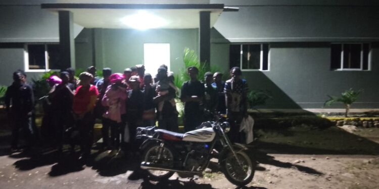 ERD detienen 22 haitianos indocumentados en los rieles entre Manzanillo y Copey