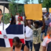 Residentes en Cerro Alto, Sosúa marchan en reclamo de que el presidente impida desalojo