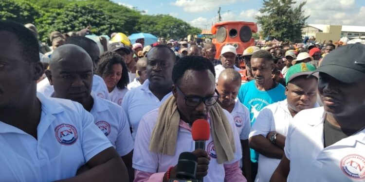 Federación de comerciantes de Haiti protestan contra aumento en cobros de impuestos en la aduana Dajabón