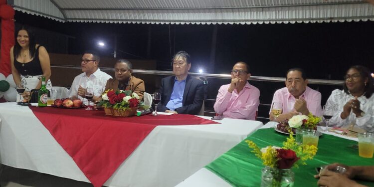 Empresario Takeshi Mukai comparte cena navideña y concierto con comunicadores en Dajabón 