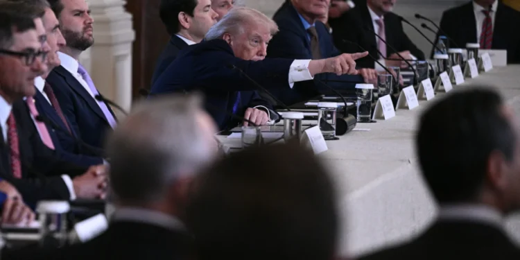 Trump invita a China y Rusia a comprar crudo venezolano gestionado por EE.UU.