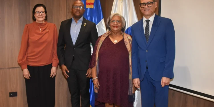 CNSS juramenta presidente del Colegio Médico Dominicano