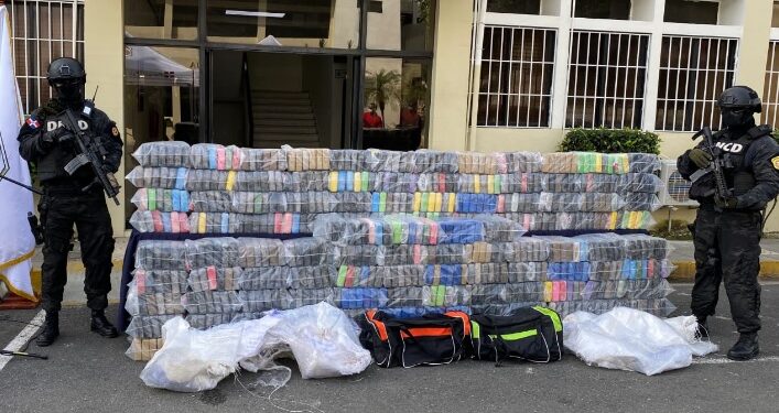 DNCD decomisa 863 paquetes de cocaína y arresta 2 hombres