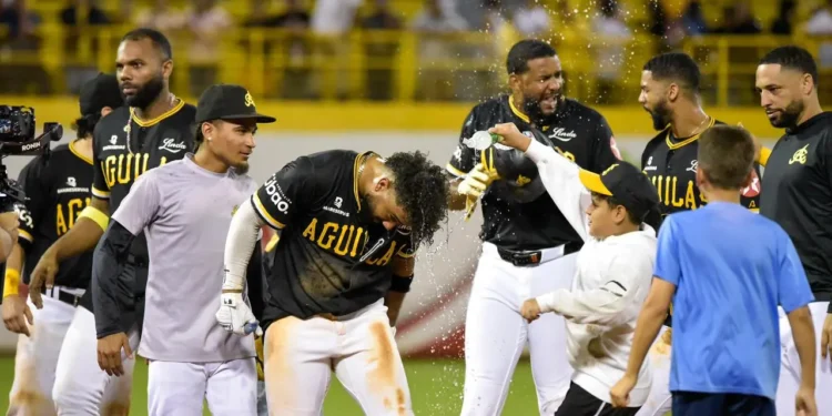 Águilas y Toros se imponen y mantienen férrea lucha