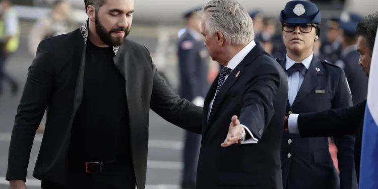 Bukele llega a Costa Rica para colocar la primera piedra de una cárcel de alta seguridad