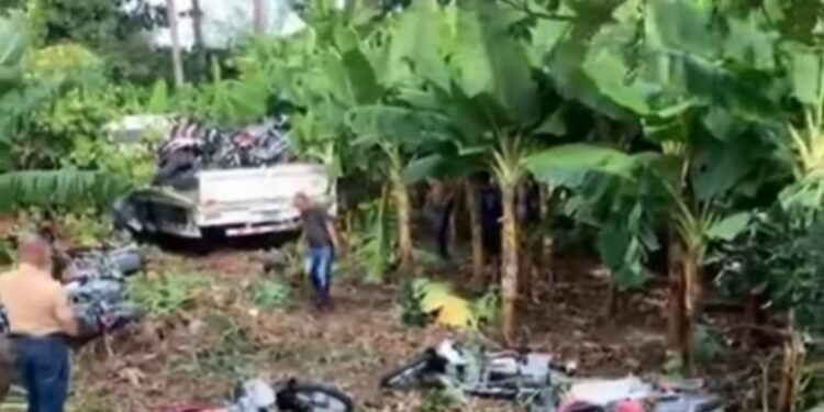 Camión cargado de motocicletas se vuelca en Hatillo Palma y riega en finca