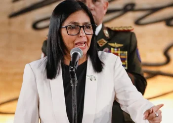Delcy reitera que es la presidenta encargada de Venezuela tras la imagen publicada por Trump