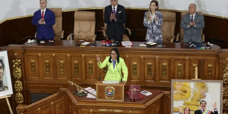 Delcy acusa EE.UU de impedir a Venezuela vender su petróleo