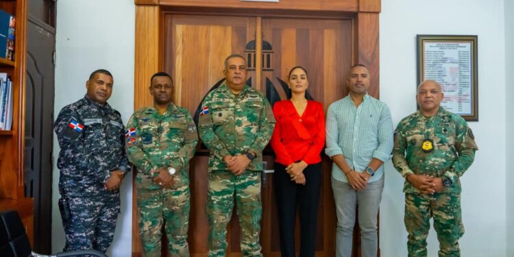 Director de Migración Lee Ballester se reúne con autoridades y sector agroexportador de Valverde