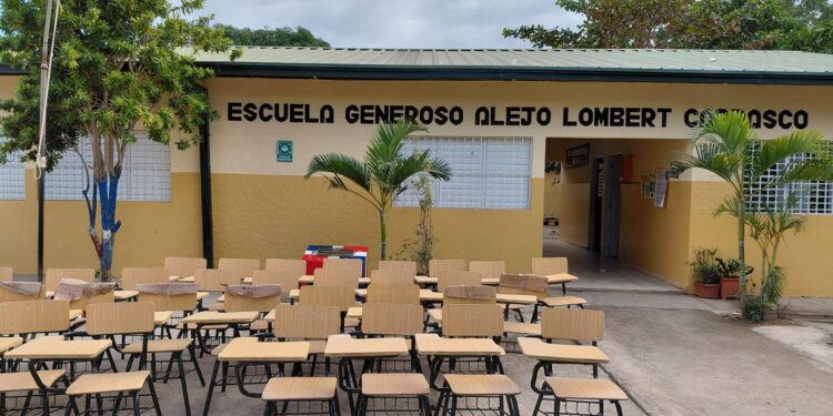 Ministerio de Educación continúa fortaleciendo centros educativos con entrega de mobiliario en Dajabón
