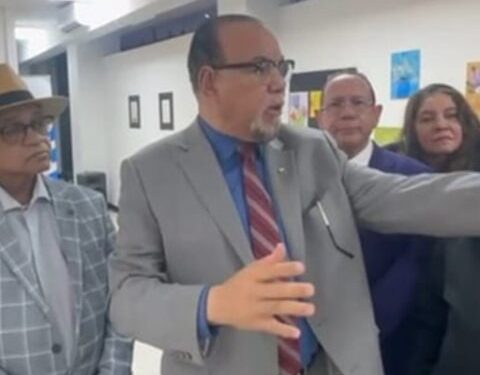 Rechazo en Nueva York: locutores protestan por cambio de nombre en la seccional